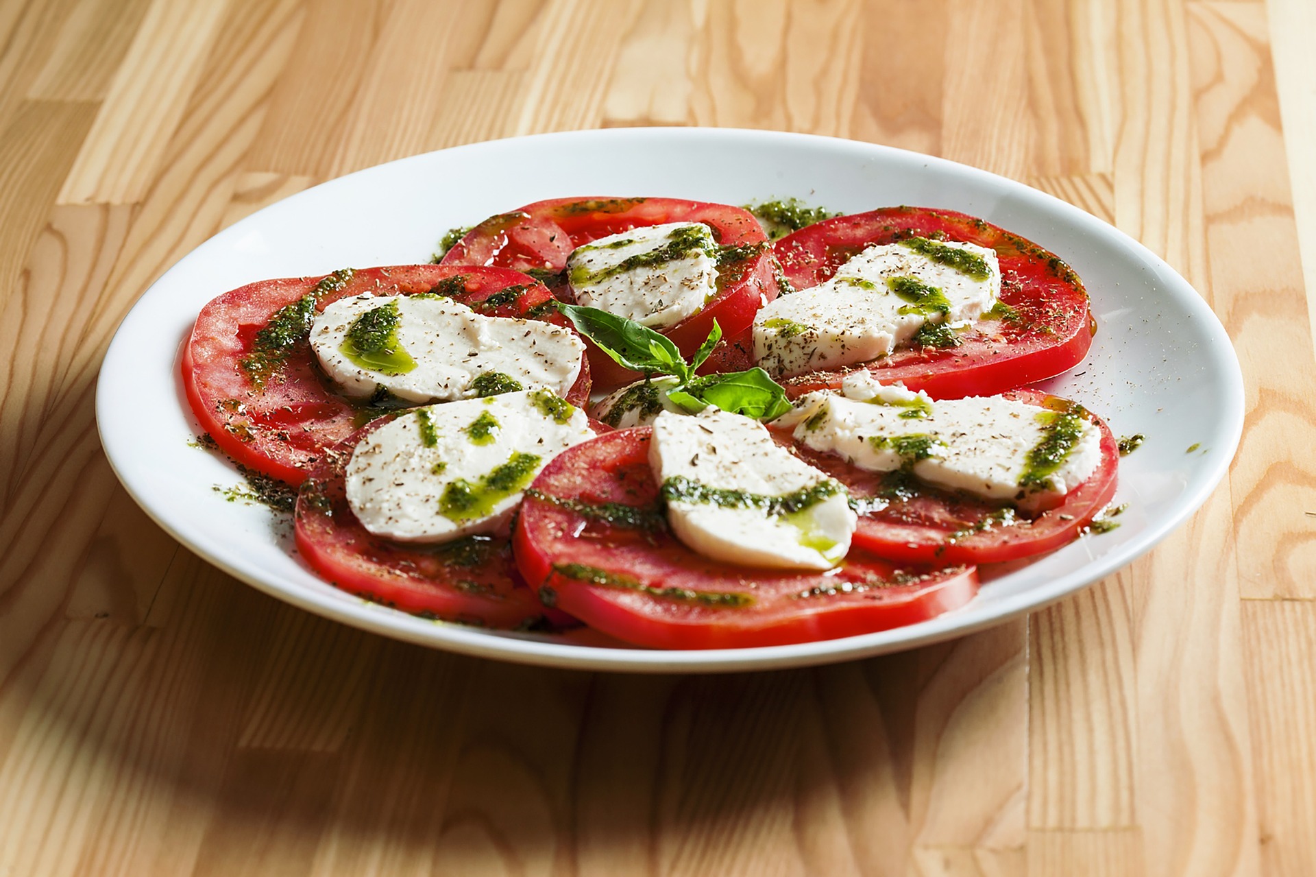 Tomaten-Mozzarella-Salat mit Pesto