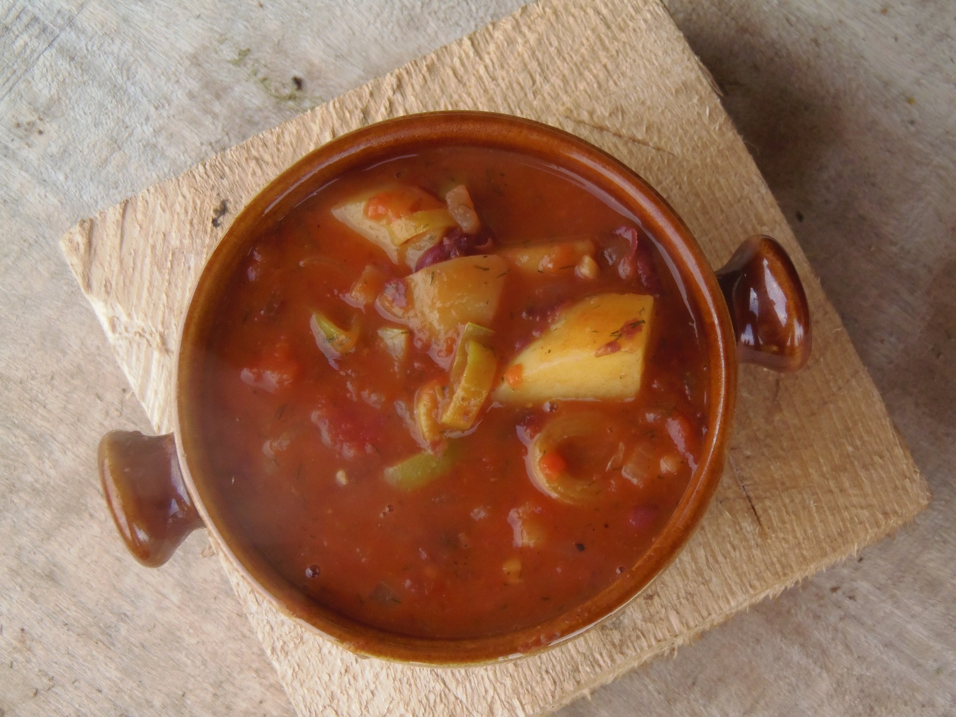 Gulaschsuppe mit Kartoffeln und Rindfleisch